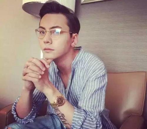 戴眼镜吃瓜娱乐圈博主,揭秘娱乐圈幕后真相  第1张